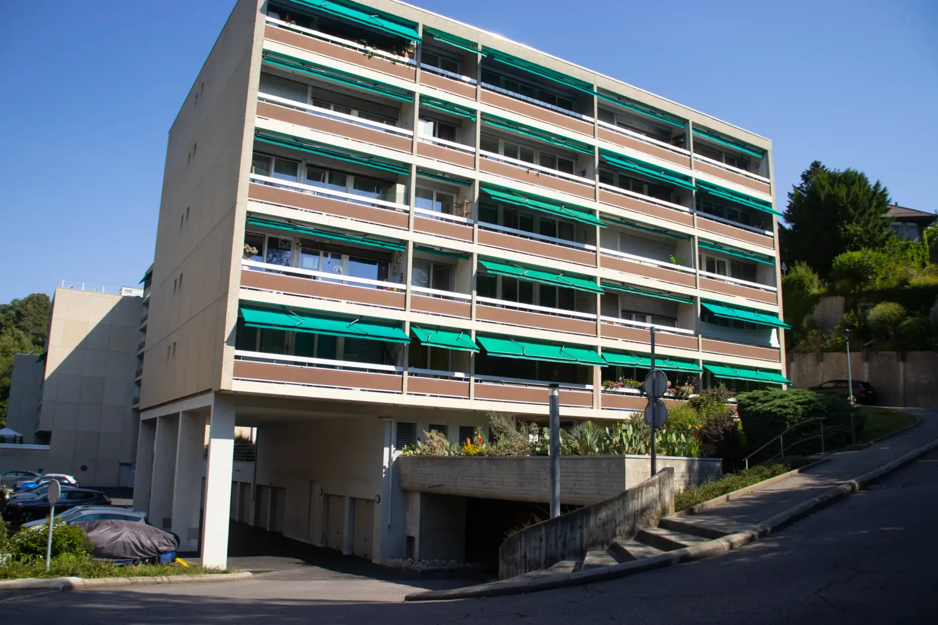 Vue de face d'un immeuble du Val d'Angrogne